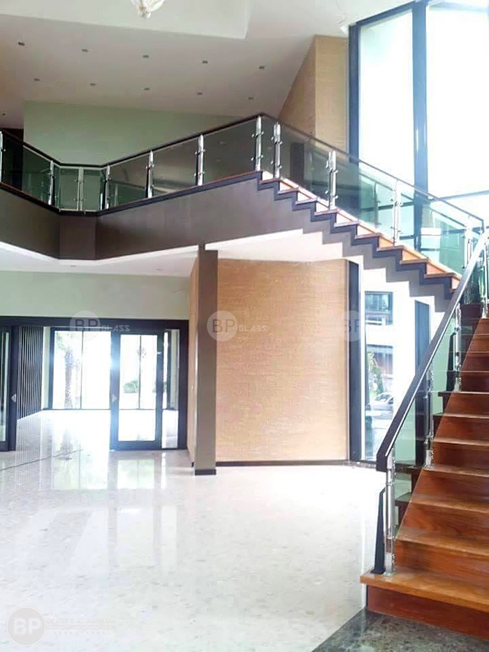 Không gian thông thoáng và rộng mênh mông với lan can kính Không gian thông thoáng và rộng mênh mông với lan can kính