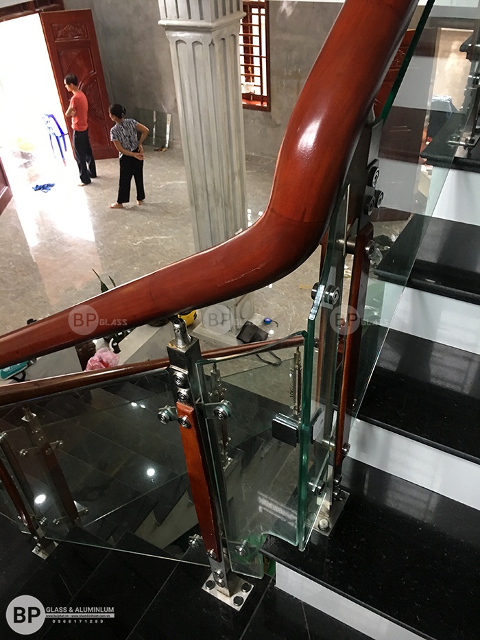 Khúc cua với kính ghép nối đẹp mắt Khúc cua với kính ghép nối đẹp mắt