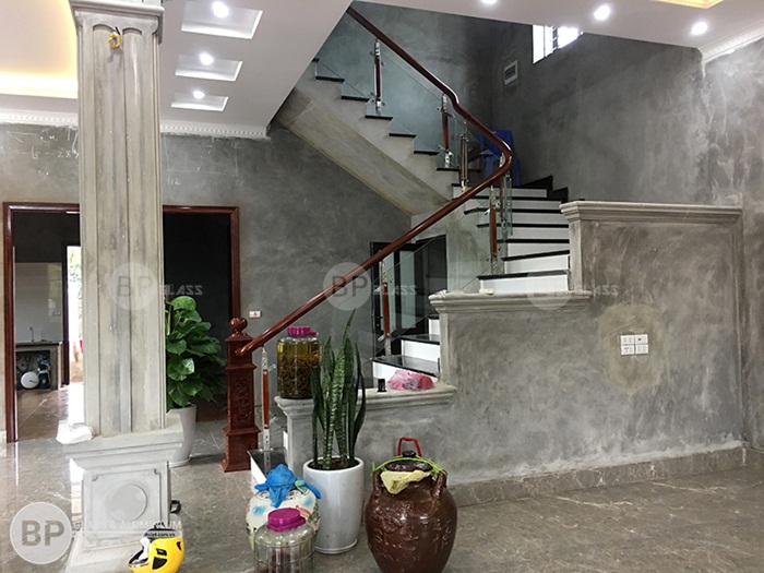 Hình ảnh công trình cầu thang kính tại Thuận Thành khi hoàn thành Hình ảnh công trình cầu thang kính tại Thuận Thành khi hoàn thành