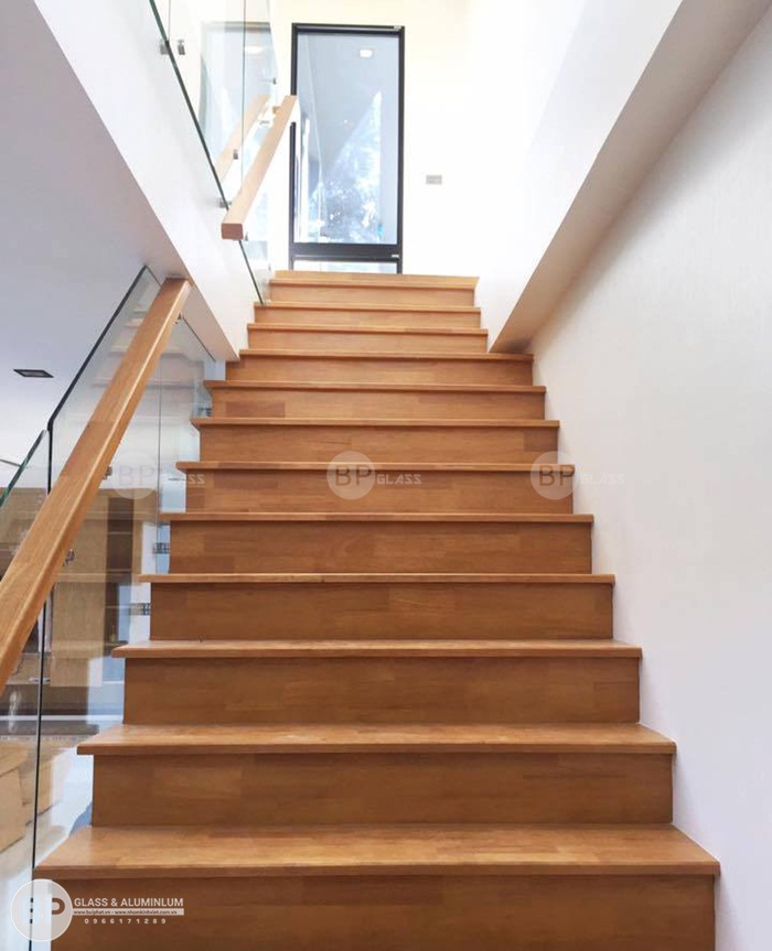 Đi cùng với cầu thang kính là mặt bậc gỗ chúng tôi đã thi công Đi cùng với cầu thang kính là mặt bậc gỗ chúng tôi đã thi công
