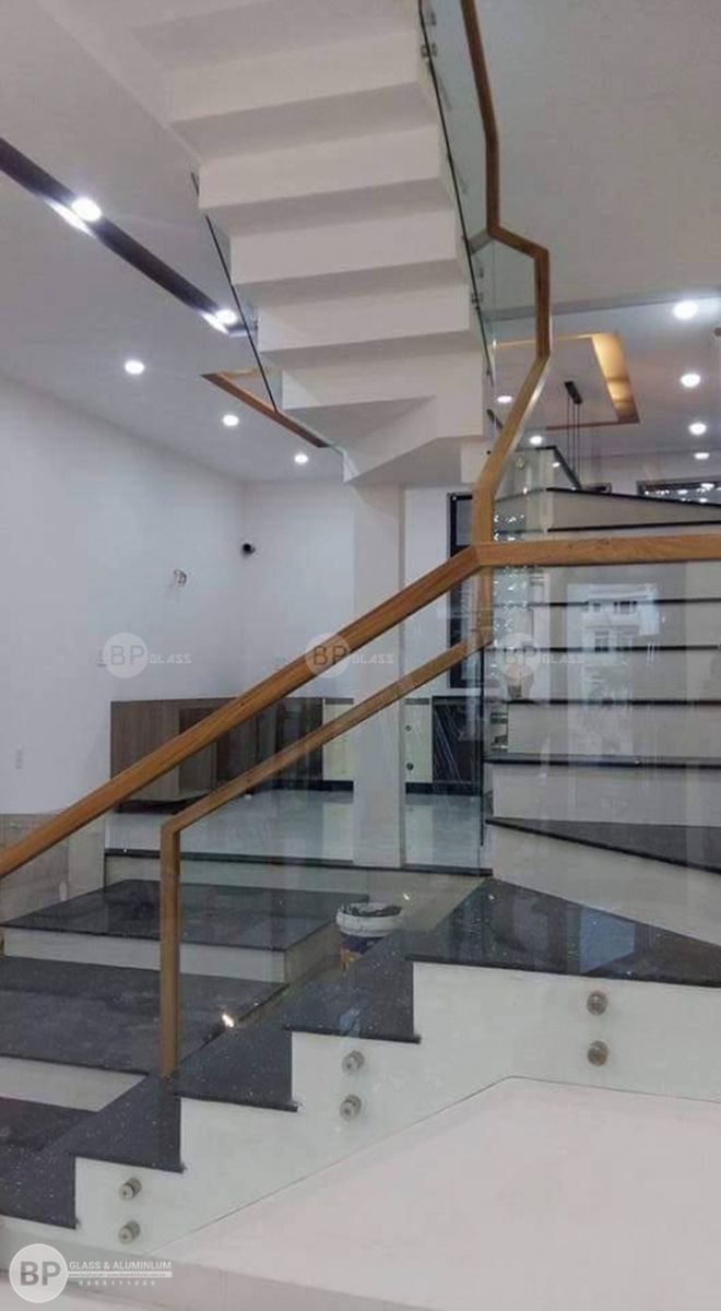 Tay vịn gỗ Lim Nam Phi bắt trên bề mắt của kính Tay vịn gỗ Lim Nam Phi bắt trên bề mắt của kính