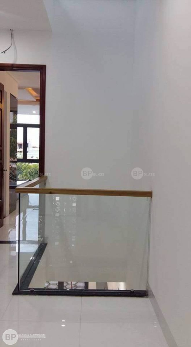 Kính cắt đẹp mắt đi cùng với tay vịn vuông bền đẹp Kính cắt đẹp mắt đi cùng với tay vịn vuông bền đẹp