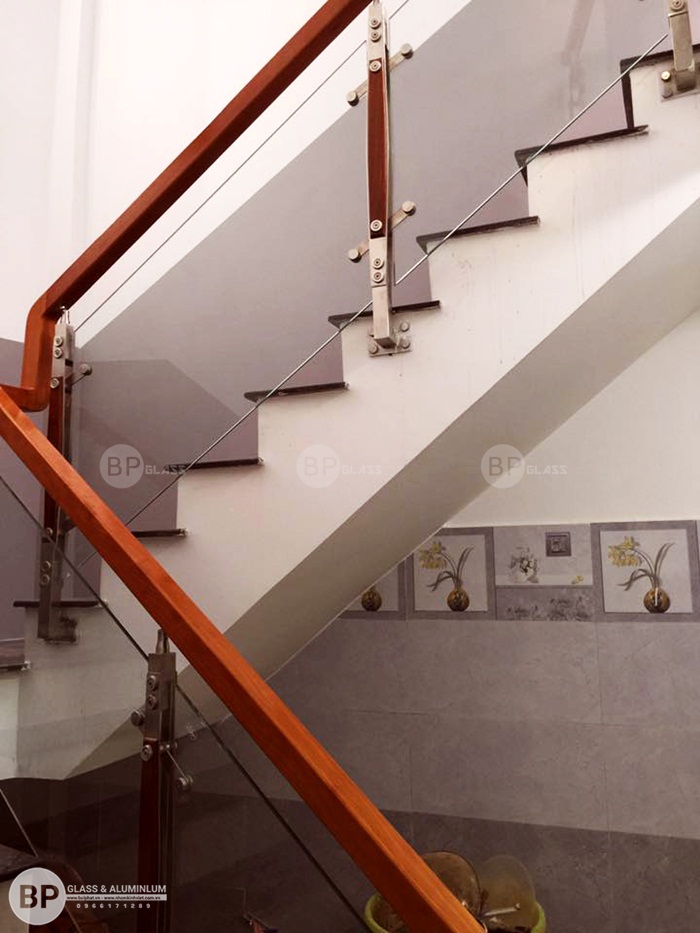 Tay vịn và kính cắt chuẩn và chuyên nghiệp Tay vịn và kính cắt chuẩn và chuyên nghiệp