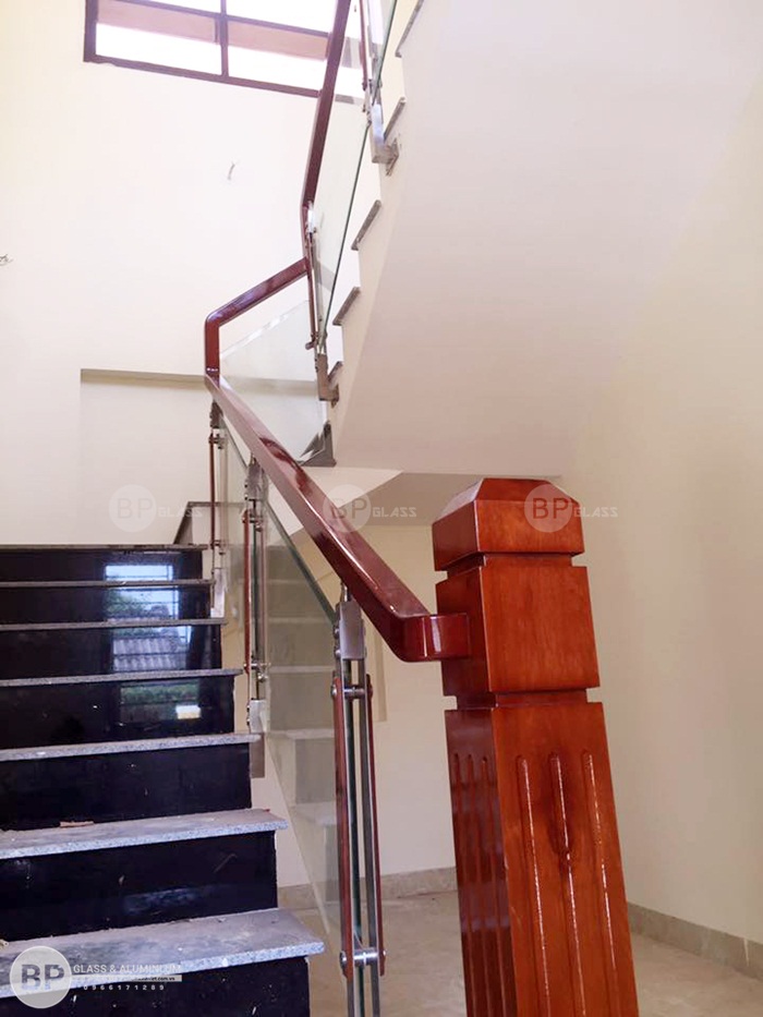 Cầu thang kính tại Vinhomes Thăng Long chúng tôi đã thi công và hoàn thiện Cầu thang kính tại Vinhomes Thăng Long chúng tôi đã thi công và hoàn thiện