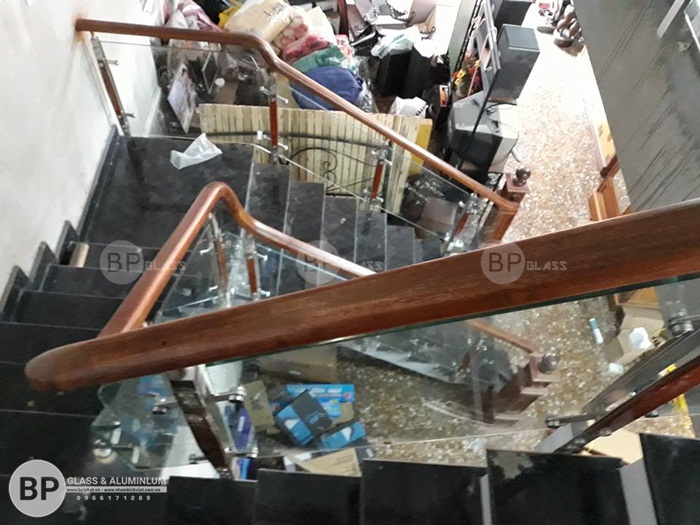 Với 2 làn lan can tạo sự thông thoáng cho ngôi nhà hẹp về bề ngang