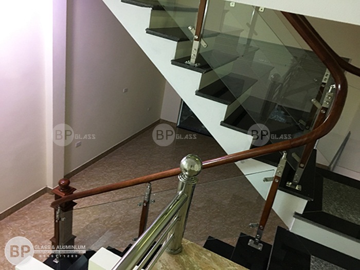 Sử dụng kính cường lực Hải Long 10ly cho toàn bộ cầu thang và lan can kính tại căn nhà này Sử dụng kính cường lực Hải Long 10ly cho toàn bộ cầu thang và lan can kính tại căn nhà này