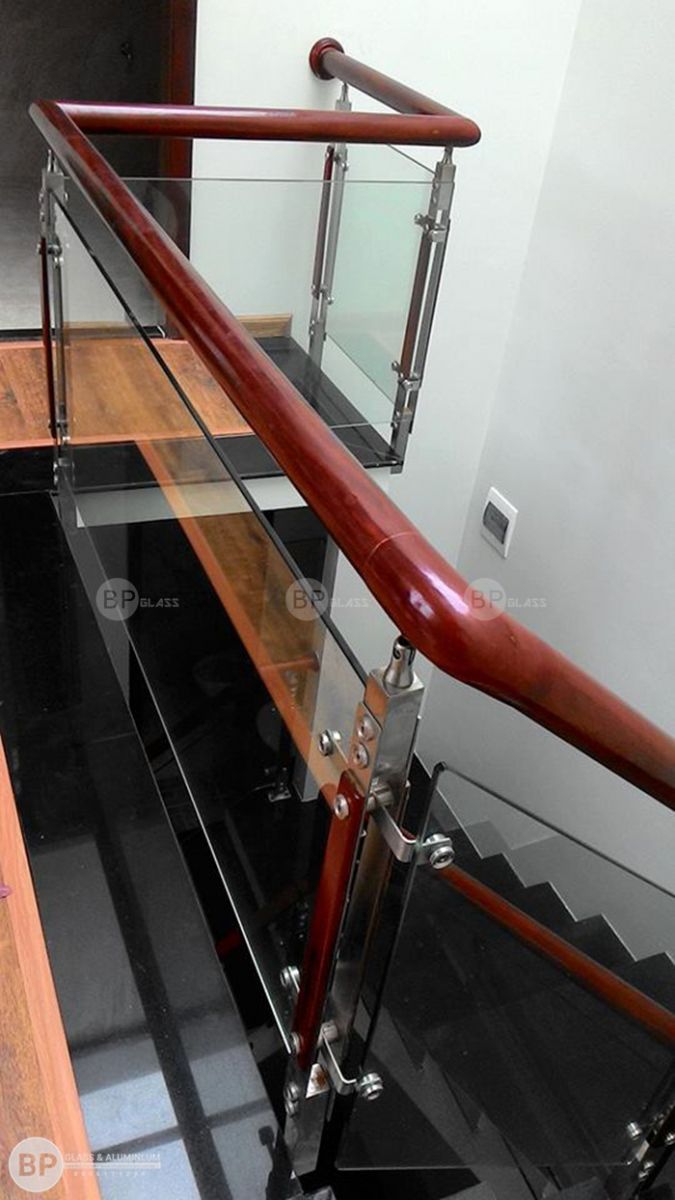 Sử dụng chân trụ inox 304 với 2 nẹp gỗ ốp má cầu thang