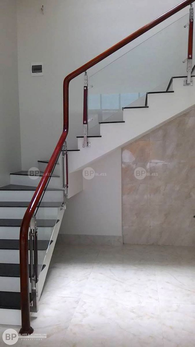 Cận cảnh với cầu thang kính tay vịn gỗ tại Phú Thọ