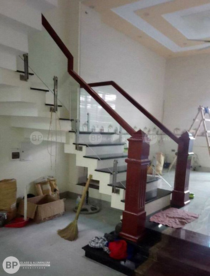 Cận cảnh cầu thang kính khi nhìn từ phòng bếp ra