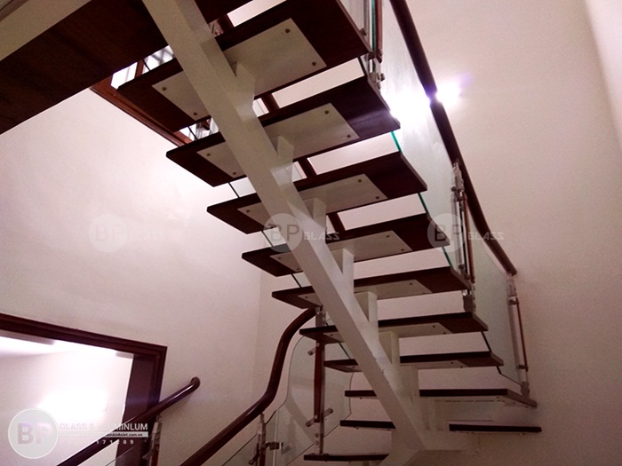 Các mặt bậc kết hợp với thép tấm được định vị chắc chắn Các mặt bậc kết hợp với thép tấm được định vị chắc chắn