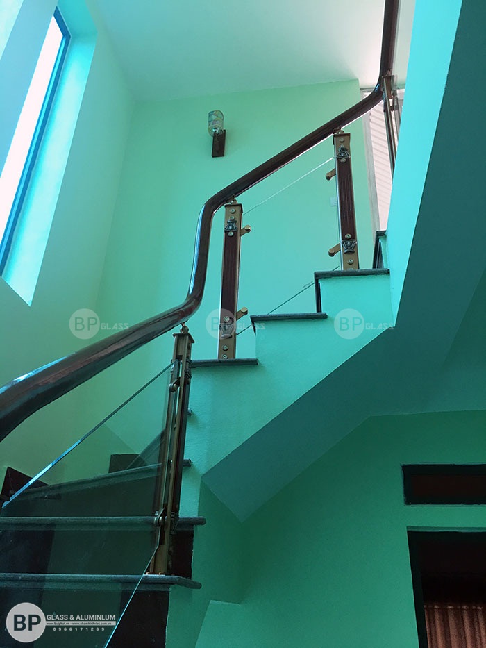 Tay vịn và chân trụ uốn lượn như rồng múa