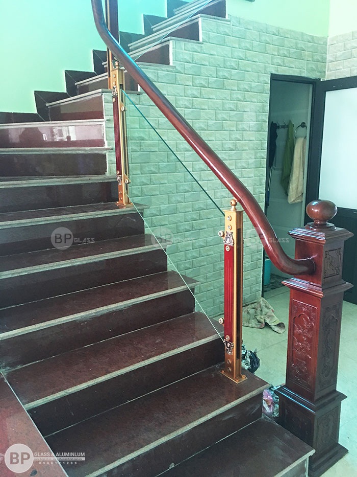Mẫu cầu thang nhôm kính nhà anh Thiện chúng tôi đã thi công và hoàn thành