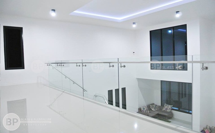 Lan can kính nhìn từ gác xép thêm phần rộng lớn cho ngôi nhà Lan can kính nhìn từ gác xép thêm phần rộng lớn cho ngôi nhà