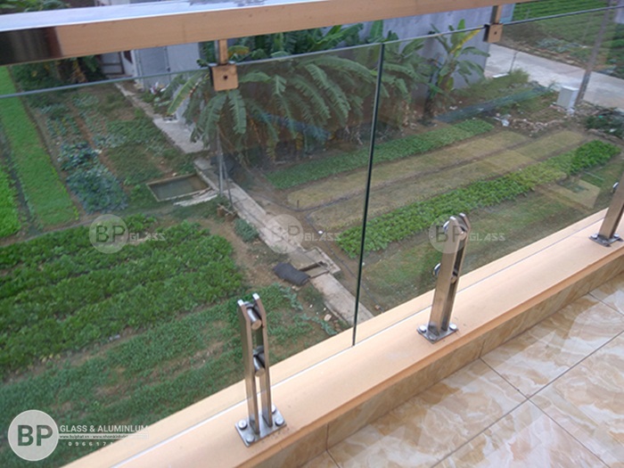 Điểm tiếp giáp 2 tấm kính thẳng băng Điểm tiếp giáp 2 tấm kính thẳng băng