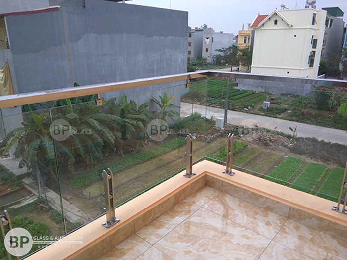 Phần giao giữa 2 làn lan can kính đạt độ chính xác và an toàn cao Phần giao giữa 2 làn lan can kính đạt độ chính xác và an toàn cao