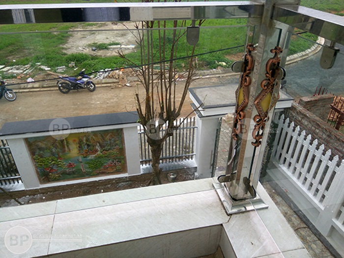 Một góc lan can kính Một góc lan can kính
