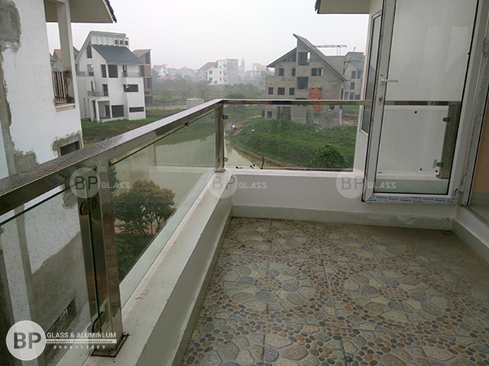 Lan can kính phía hành lang ngôi nhà Lan can kính phía hành lang ngôi nhà