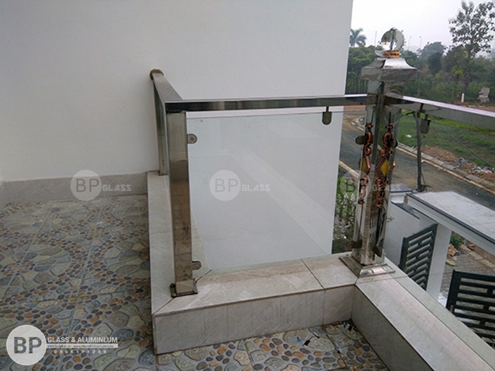Lan can kính mặt trước ngôi nhà Lan can kính mặt trước ngôi nhà