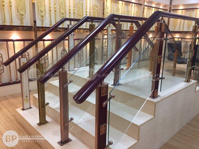Những mẫu cầu thang kính chân trụ hợp kim nhôm mới nhất tại showroom của chúng tôi
