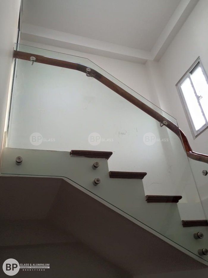 Tay vịn gỗ Lim Nam Phi đẹp mắt với những tấm kính sát nhau Tay vịn gỗ Lim Nam Phi đẹp mắt với những tấm kính sát nhau