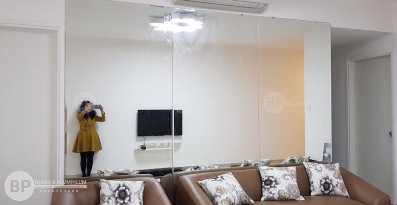 Lắp gương ghép ô 3 tấm phòng khách nhà chị Hương Munbery