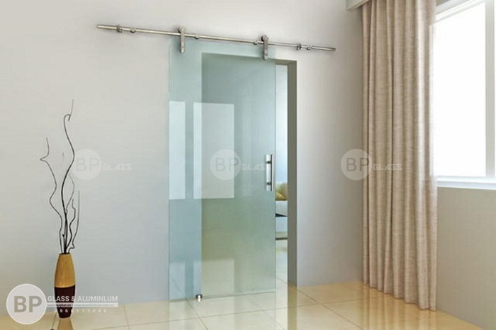 Bố trí cửa lùa bằng kính cường lực cho ngôi nhà có diện tích nhỏ