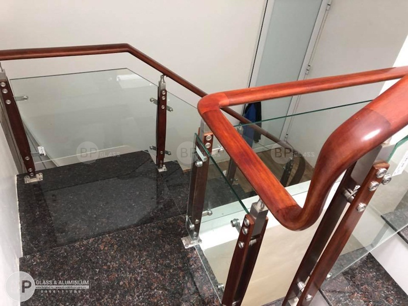 Sản phẩm lan can cầu thang kính với những ưu điểm vượt trội trong việc ứng dụng những vật liệu mới