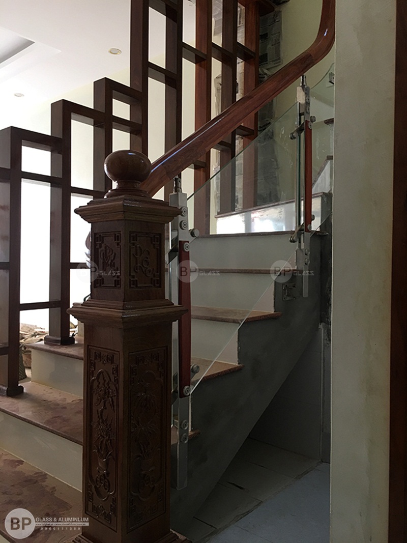 cầu thang kính ốp má ngoài tại ngã tư sở nhà chị Yến