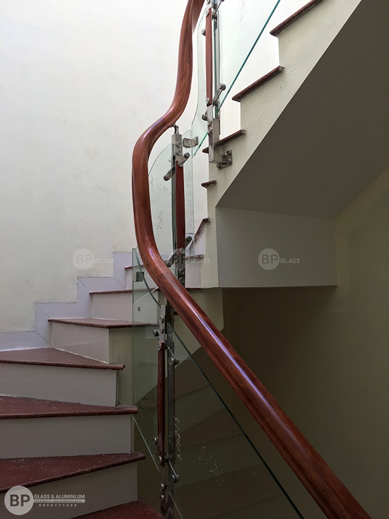 cầu thang kính ốp má ngoài tại ngã tư sở nhà chị Yến