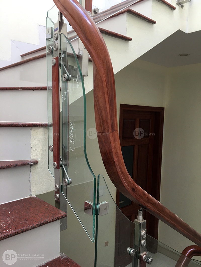 cầu thang kính ốp má ngoài tại ngã tư sở nhà chị Yến