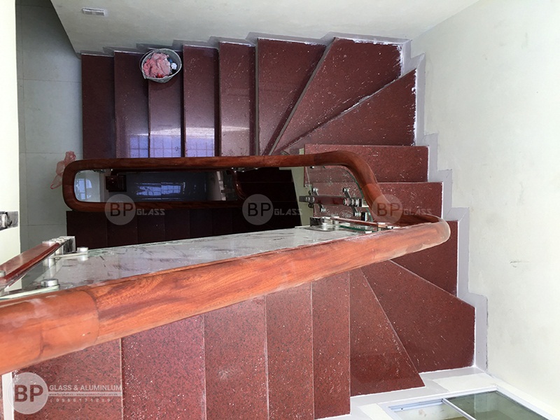 cầu thang kính ốp má ngoài tại ngã tư sở nhà chị Yến