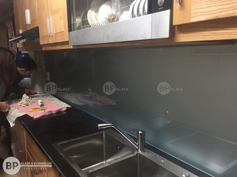 Lắp kính bếp màu ghi sáng giá rẻ tại Ao Sen Hà Đông
