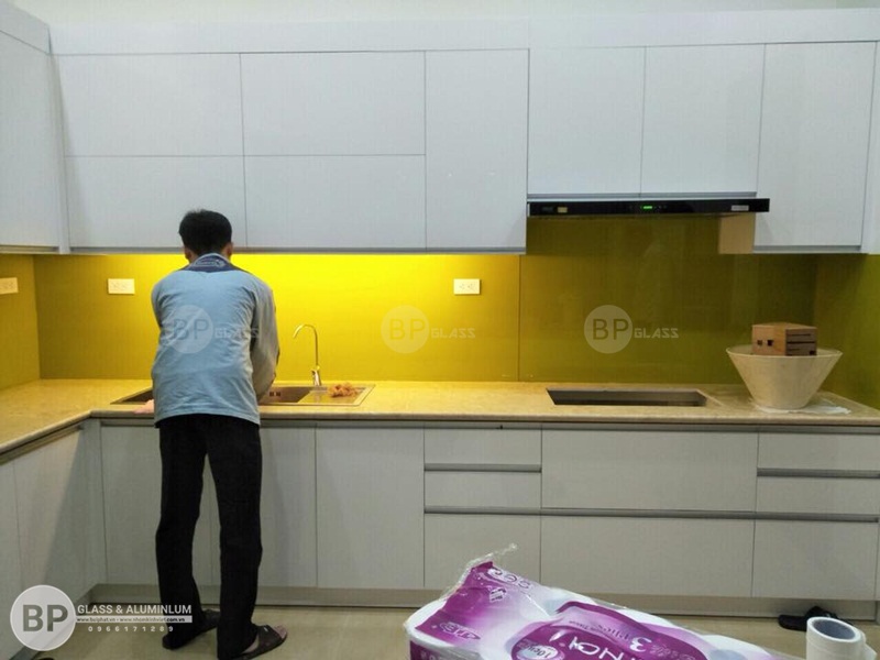 Lắp kính ốp bếp màu vàng đẹp sáng anh Thanh Kđt Việt Hưng