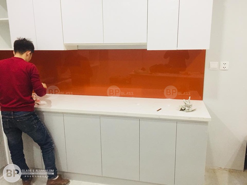 Lắp kính ốp tường bếp màu cam nhà anh Kiên Nguyễn Huy Tưởng