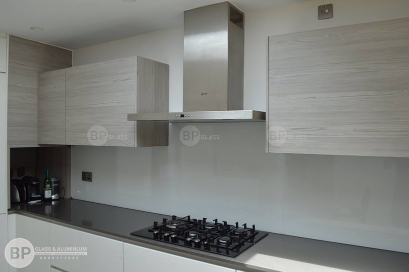 Kính màu ốp bếp, kính bếp màu ánh nhũ kim sa đẹp