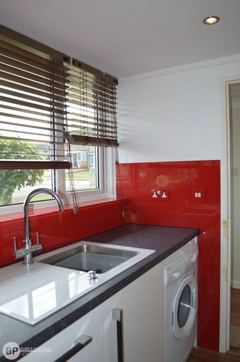 kính ốp bếp, kính bếp màu đỏ