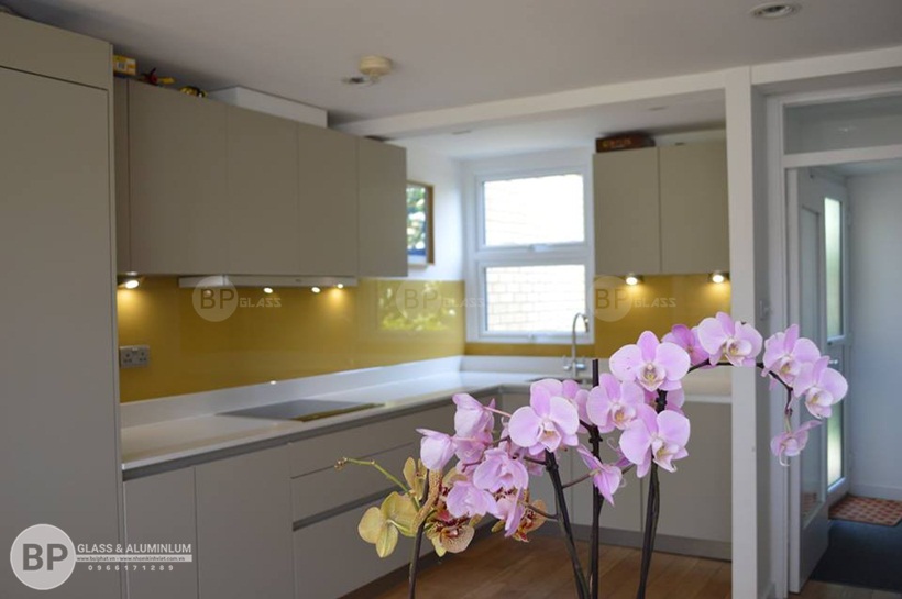 kính bếp, kính ốp bếp màu vàng thư 