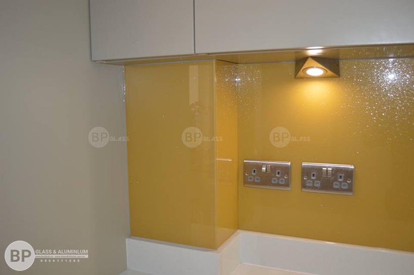 kính bếp, kính ốp bếp màu vàng thư 