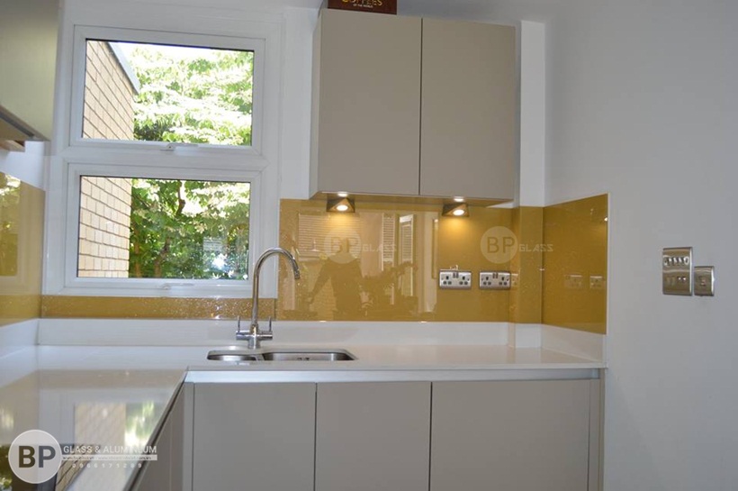 kính bếp, kính ốp bếp màu vàng thư 