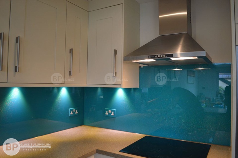 kính ốp bếp màu xanh dương ánh nhũ kim sa đẹp