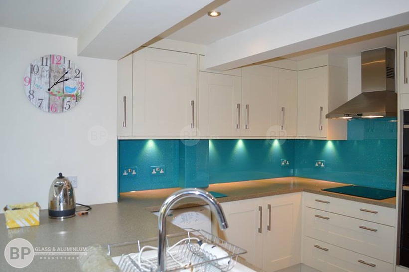 kính ốp bếp màu xanh dương ánh nhũ kim sa đẹp