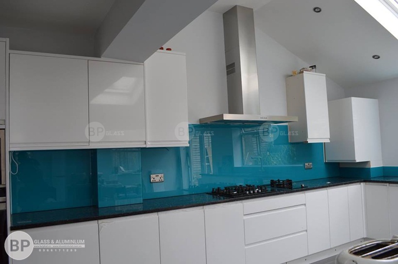 kính bếp màu xanh nước biển 