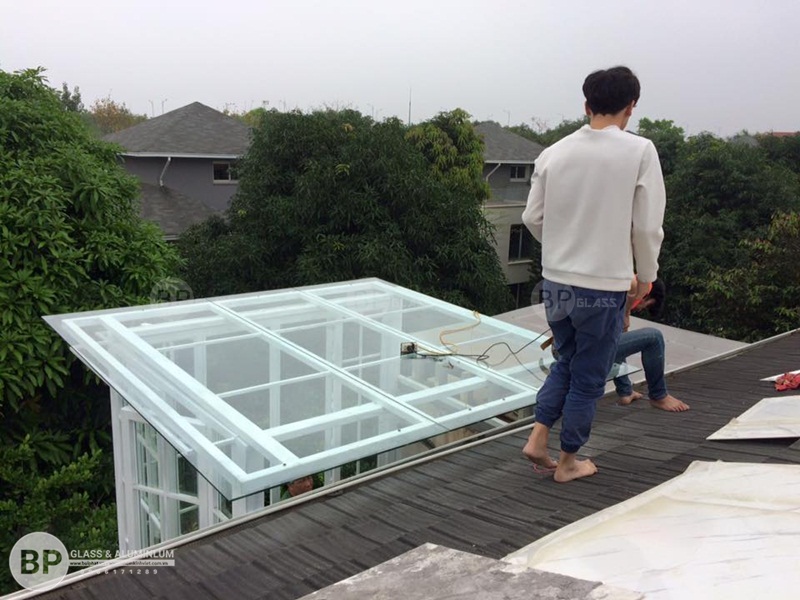 làm mái kính cường lực mẫu đẹp giá rẻ thi công trọn gói
