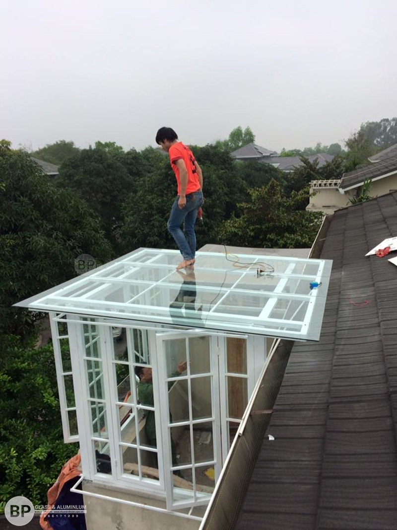 Bài trí mái kính cường lực đẹp và tinh tế cho bạn