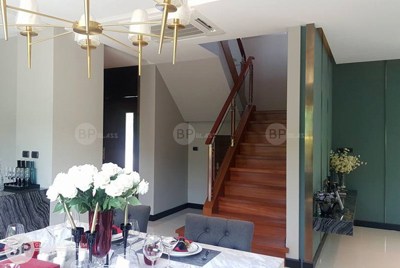 THi công cầu thang kính, lan can kính tại nhà CHị Xuân Hưng Yên