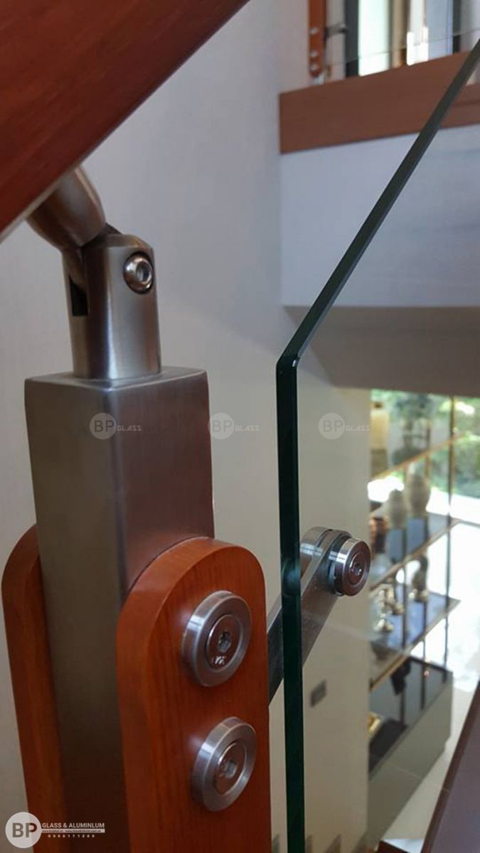 THi công cầu thang kính, lan can kính tại nhà CHị Xuân Hưng Yên