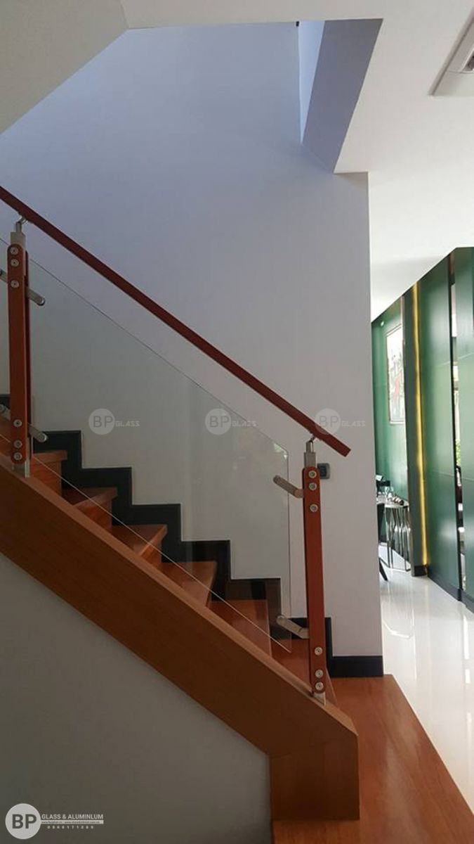 THi công cầu thang kính, lan can kính tại nhà CHị Xuân Hưng Yên