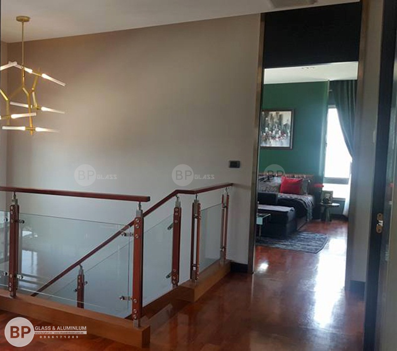 THi công cầu thang kính, lan can kính tại nhà CHị Xuân Hưng Yên