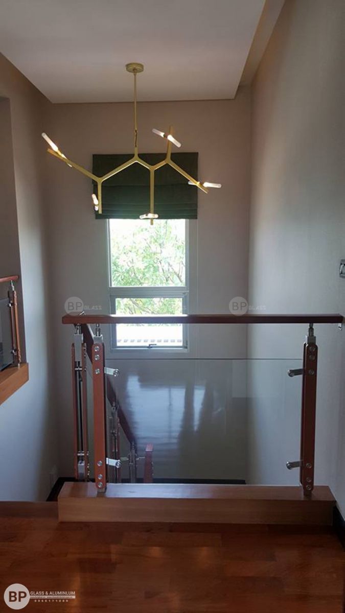 THi công cầu thang kính, lan can kính tại nhà CHị Xuân Hưng Yên