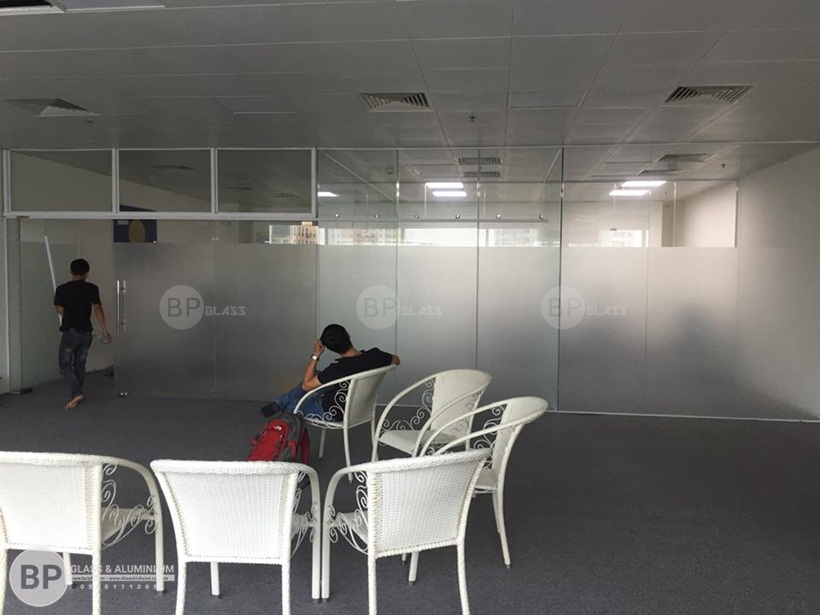 Hoàn thiện vách ngăn kính văn phòng tòa Handico Lê Văn Lương